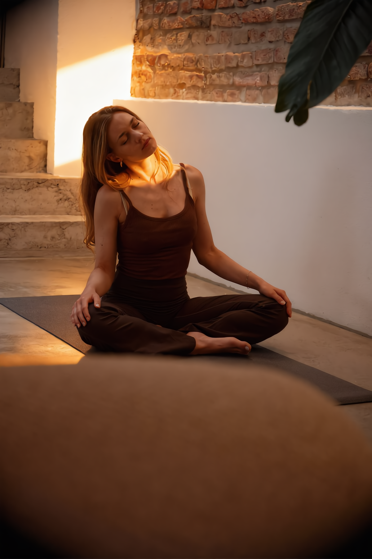 Frau nach Yoga im Morgenlicht